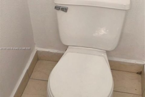 Condominio en venta en Hialeah, Florida, 2 dormitorios, 131.64 m2 № 1983264 - foto 9
