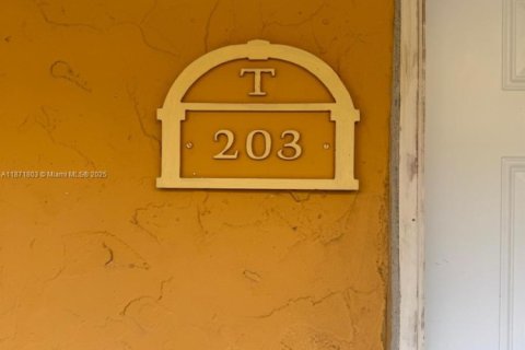 Condominio en venta en Hialeah, Florida, 2 dormitorios, 131.64 m2 № 1983264 - foto 1