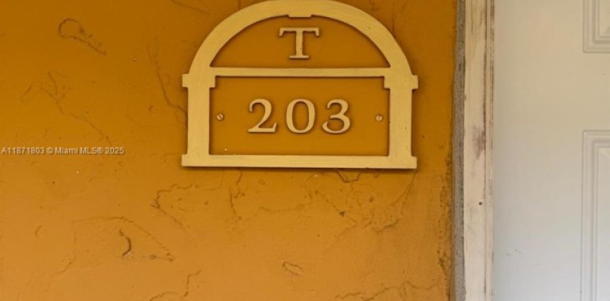 Condominio en Hialeah, Florida, 2 dormitorios  № 1983264