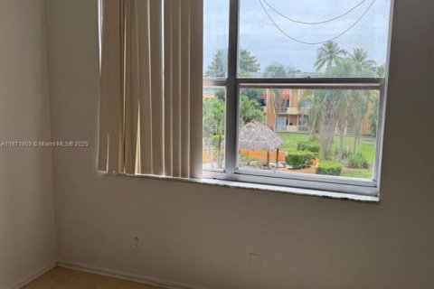 Condominio en venta en Hialeah, Florida, 2 dormitorios, 131.64 m2 № 1983264 - foto 4