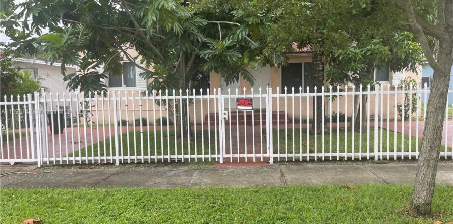 Immobilier commercial à Miami Shores, Floride 139.73 m2 № 2081583