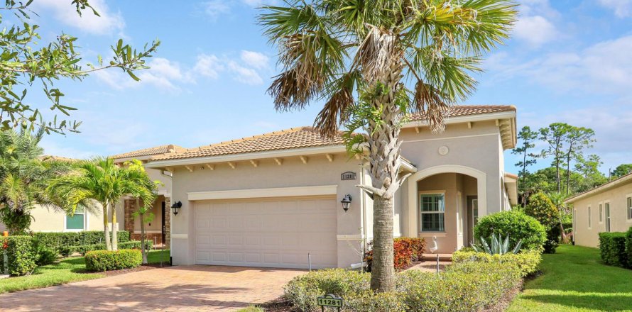 House in Port St. Lucie, Florida 2 bedrooms, 170.38 sq.m. № 2081615