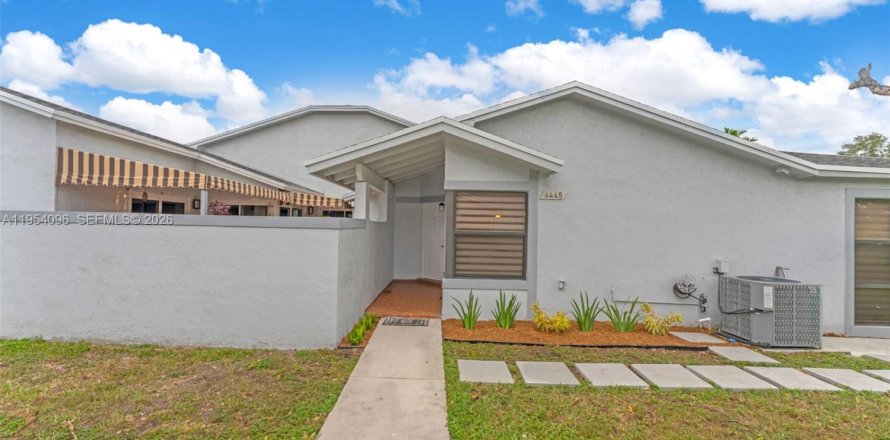 Condominio en Miami, Florida, 3 dormitorios № 2017703