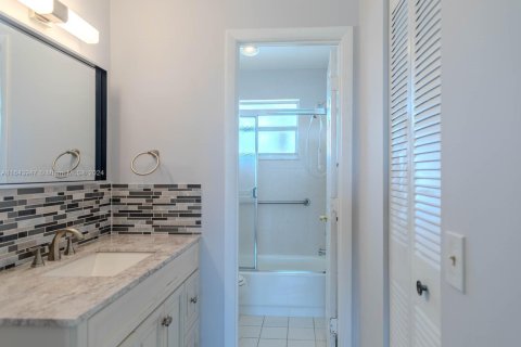 Condo in Margate, Florida, 1 bedroom  № 1730200 - photo 17