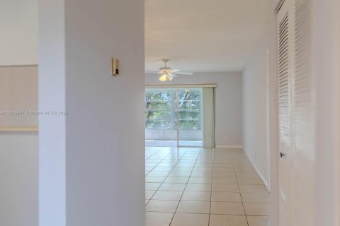 Condo in Margate, Florida, 1 bedroom  № 1730200 - photo 4