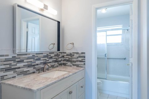 Condo in Margate, Florida, 1 bedroom  № 1730200 - photo 18