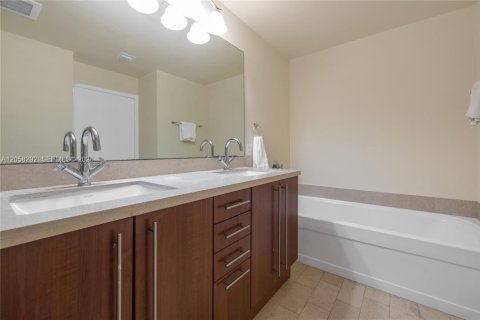 Copropriété à louer à Miami, Floride: 2 chambres, 94.11 m2 № 2169513 - photo 19