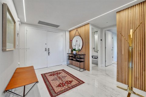 Condo in Miami, Florida, 3 bedrooms  № 1814701 - photo 1
