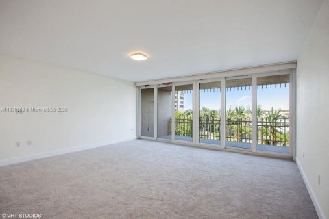 Condo in Miami, Florida, 3 bedrooms  № 1814701 - photo 30
