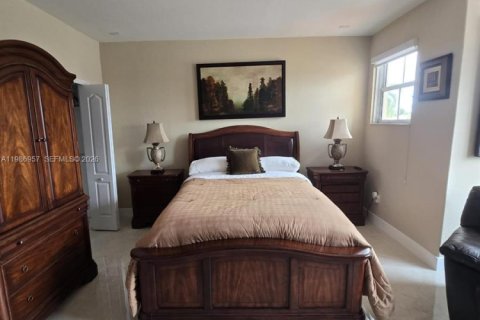 Commercial property in Miami, Florida 1 bedroom, 316.98 sq.m. № 2044795 - photo 4