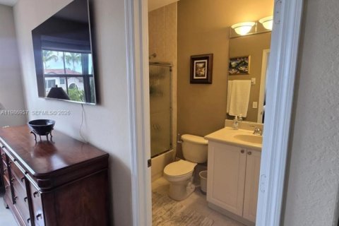 Commercial property in Miami, Florida 1 bedroom, 316.98 sq.m. № 2044795 - photo 10