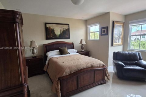 Commercial property in Miami, Florida 1 bedroom, 316.98 sq.m. № 2044795