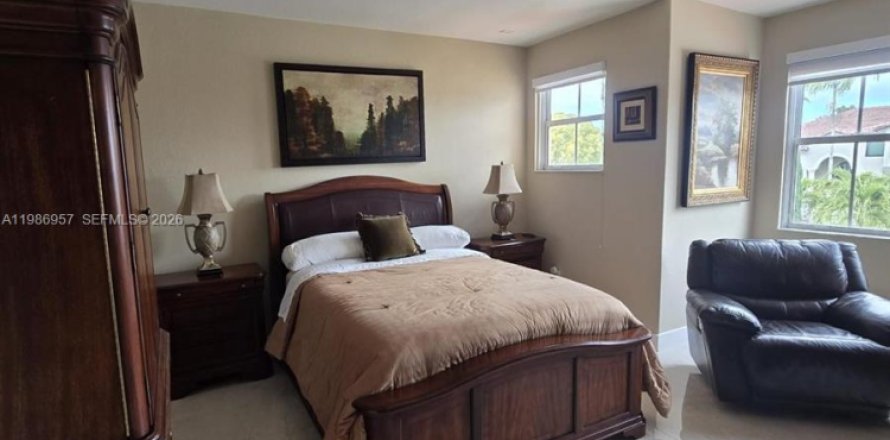 Commercial property in Miami, Florida 1 bedroom, 316.98 sq.m. № 2044795