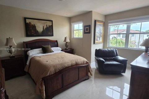 Commercial property in Miami, Florida 1 bedroom, 316.98 sq.m. № 2044795 - photo 2