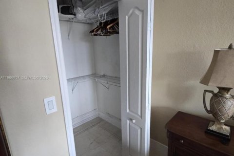 Commercial property in Miami, Florida 1 bedroom, 316.98 sq.m. № 2044795 - photo 8