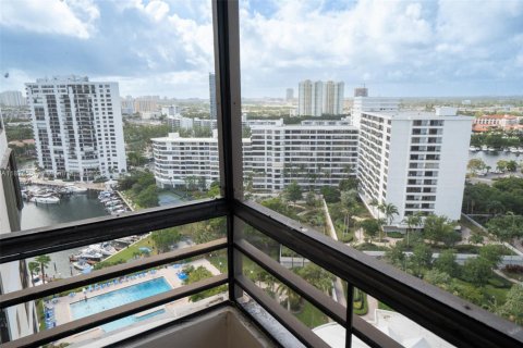 Condo in Hallandale Beach, Florida, 2 bedrooms  № 1790655 - photo 16