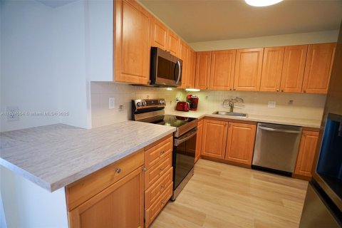 Condo in Hallandale Beach, Florida, 2 bedrooms  № 1790655 - photo 5