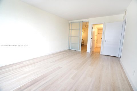 Condo in Hallandale Beach, Florida, 2 bedrooms  № 1790655 - photo 9