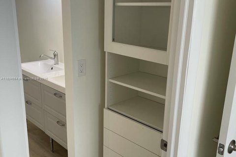 Condo in Hallandale Beach, Florida, 2 bedrooms  № 1790655 - photo 11