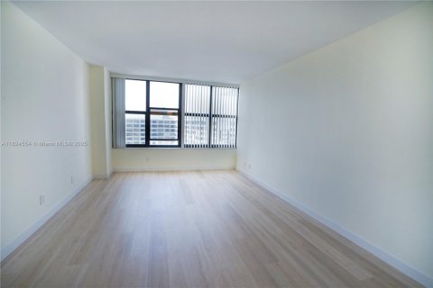 Condo in Hallandale Beach, Florida, 2 bedrooms  № 1790655 - photo 8
