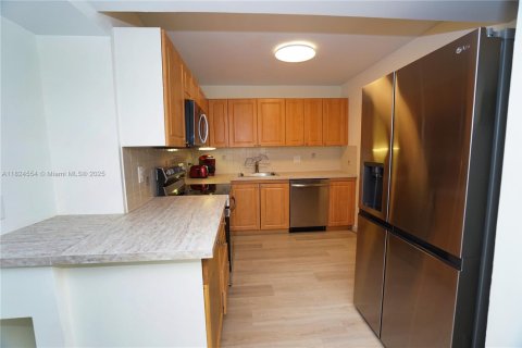 Condo in Hallandale Beach, Florida, 2 bedrooms  № 1790655 - photo 4