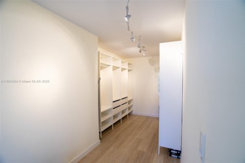 Condo in Hallandale Beach, Florida, 2 bedrooms  № 1790655 - photo 12