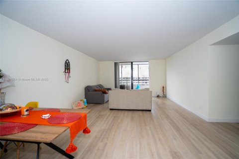 Condo in Hallandale Beach, Florida, 2 bedrooms  № 1790655 - photo 6