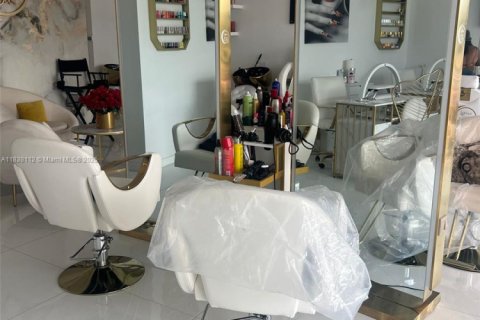 Propiedad comercial en venta en Miami, Florida № 2054855 - foto 10