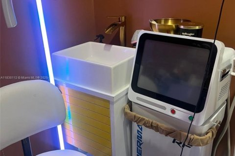 Propiedad comercial en venta en Miami, Florida № 2054855 - foto 12