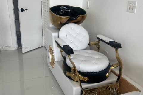 Propiedad comercial en venta en Miami, Florida № 2054855 - foto 2