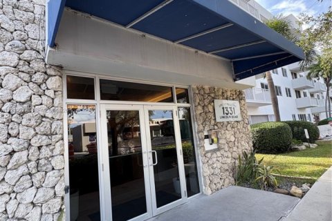 Copropriété à louer à Miami Beach, Floride: 2 chambres, 76.18 m2 № 1996587 - photo 2