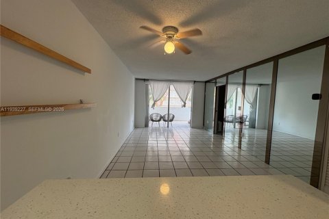 Copropriété à louer à Miami Beach, Floride: 2 chambres, 76.18 m2 № 1996587 - photo 9