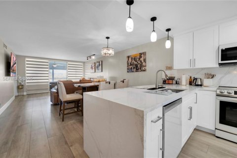 Condo in Pompano Beach, Florida, 2 bedrooms  № 2086000 - photo 7