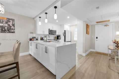 Condo in Pompano Beach, Florida, 2 bedrooms  № 2086000 - photo 3