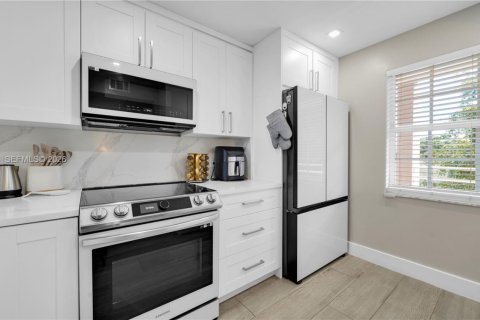 Condo in Pompano Beach, Florida, 2 bedrooms  № 2086000 - photo 2