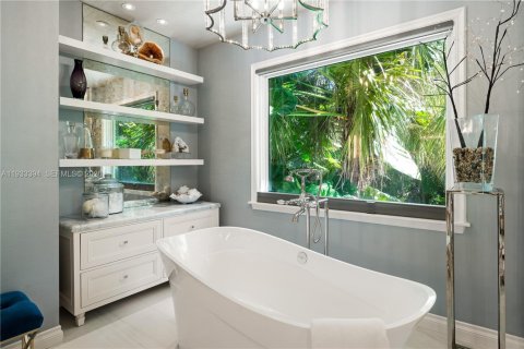Casa en venta en Miami, Florida, 6 dormitorios, 472.78 m2 № 1996212 - foto 22