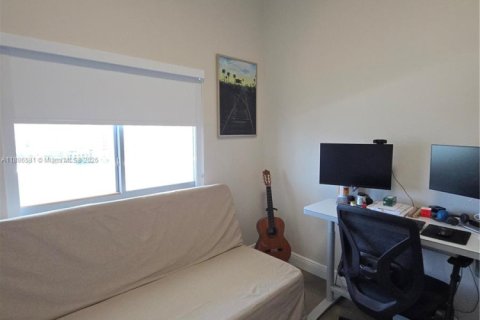 Condo in Miami, Florida, 2 bedrooms  № 2052930 - photo 25