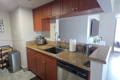 Condo in Miami, Florida, 2 bedrooms  № 2052930 - photo 17