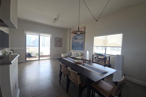 Condo in Miami, Florida, 2 bedrooms  № 2052930 - photo 12