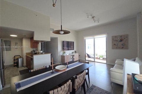 Condo in Miami, Florida, 2 bedrooms  № 2052930 - photo 18