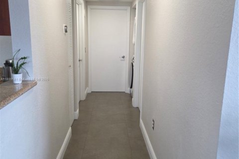 Condo in Miami, Florida, 2 bedrooms  № 2052930 - photo 28