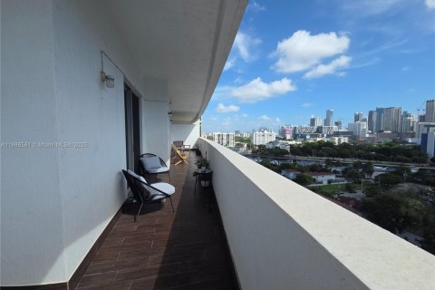 Condo in Miami, Florida, 2 bedrooms  № 2052930 - photo 5