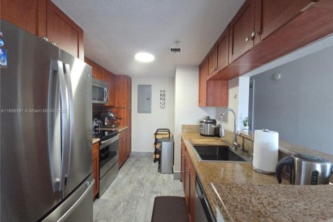 Condo in Miami, Florida, 2 bedrooms  № 2052930 - photo 16