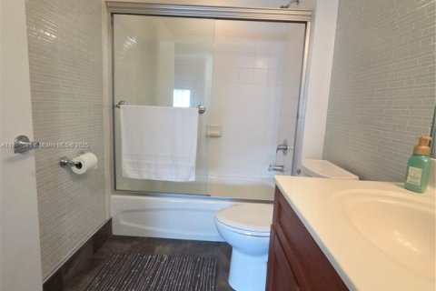 Condo in Miami, Florida, 2 bedrooms  № 2052930 - photo 26