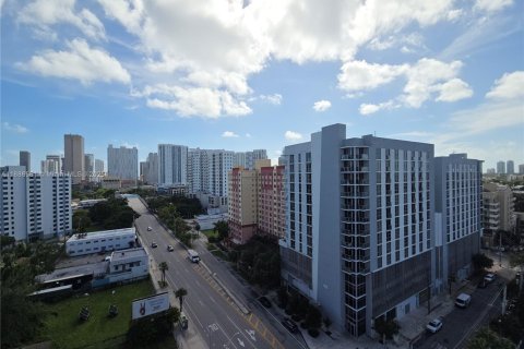 Condo in Miami, Florida, 2 bedrooms  № 2052930 - photo 9