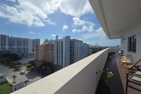 Condo in Miami, Florida, 2 bedrooms  № 2052930 - photo 6