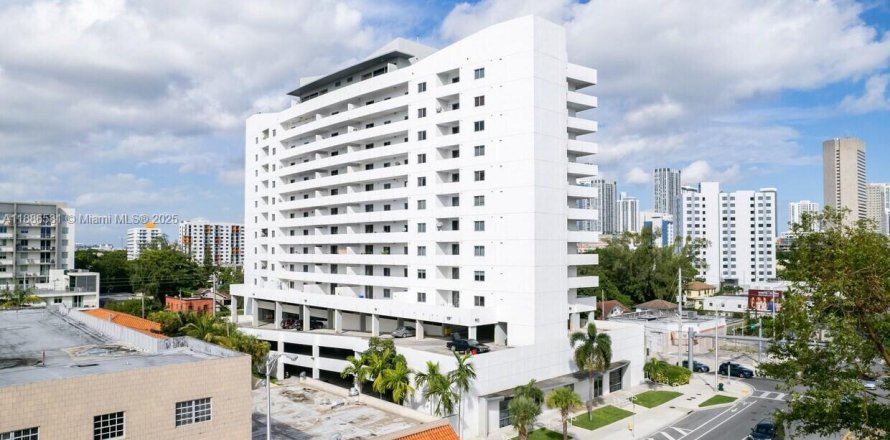 Condo in Miami, Florida, 2 bedrooms  № 2052930