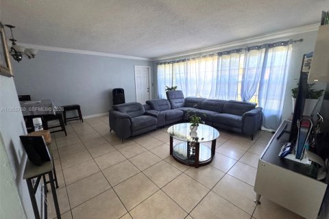 House in Miami Gardens, Florida 3 bedrooms, 120.03 sq.m. № 2011657 - photo 3