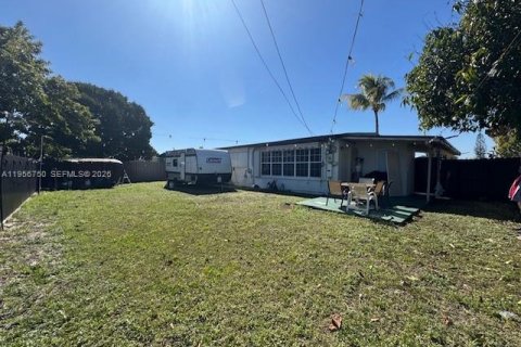 House in Miami Gardens, Florida 3 bedrooms, 120.03 sq.m. № 2011657 - photo 13