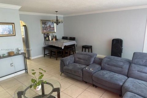 House in Miami Gardens, Florida 3 bedrooms, 120.03 sq.m. № 2011657 - photo 4